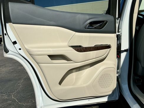 Used 2023 GMC Acadia Denali w/ Denali Technology Package image 33