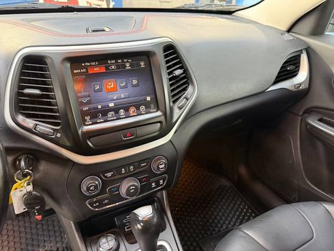 Used 2016 Jeep Cherokee Trailhawk w/ Leather Interior Group AWD/4WD image 25