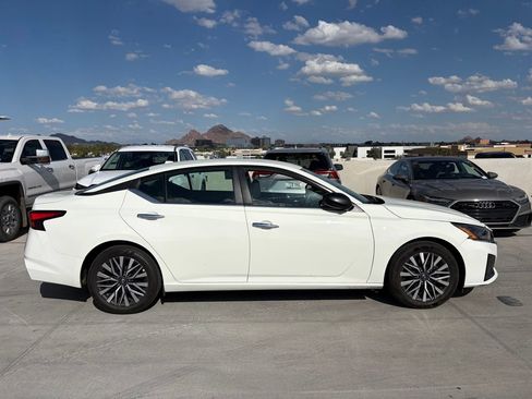 Used 2025 Nissan Altima 2.5 SV FWD image 3