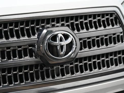 Used 2016 Toyota Tacoma TRD Off-Road w/ Towing Package AWD/4WD image 11