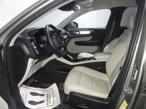 Used 2022 Volvo XC40 T5 Momentum image 22