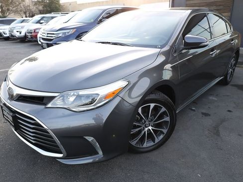 Used 2018 Toyota Avalon XLE image 2