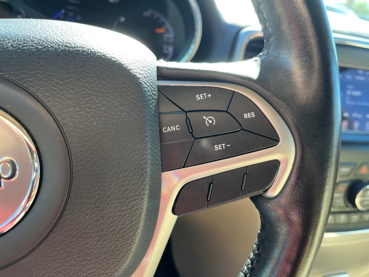 Used 2020 Jeep Grand Cherokee Laredo AWD/4WD image 19