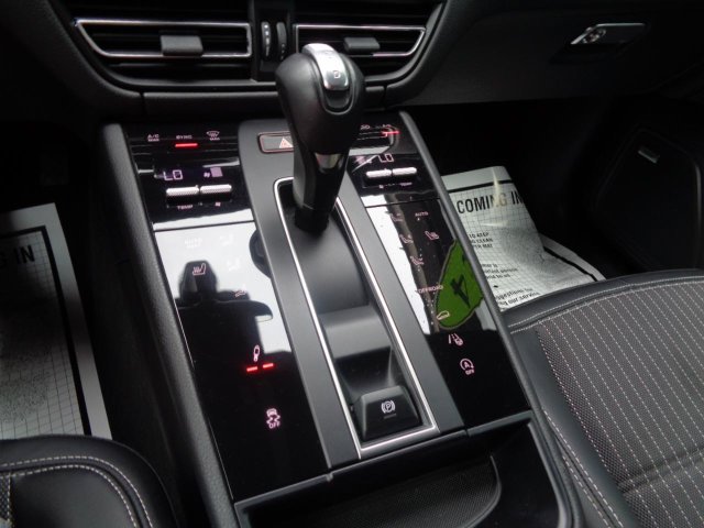 Used 2024 Porsche Macan Turbo AWD/4WD image 11