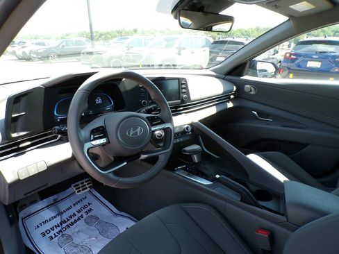 Used 2025 Hyundai Elantra Sport FWD image 11