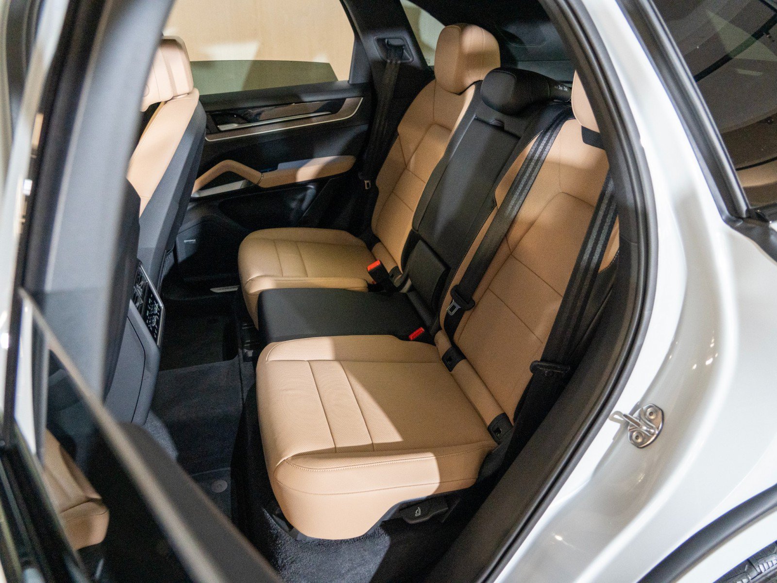 Certified 2025 Porsche Cayenne Coupe AWD/4WD image 25