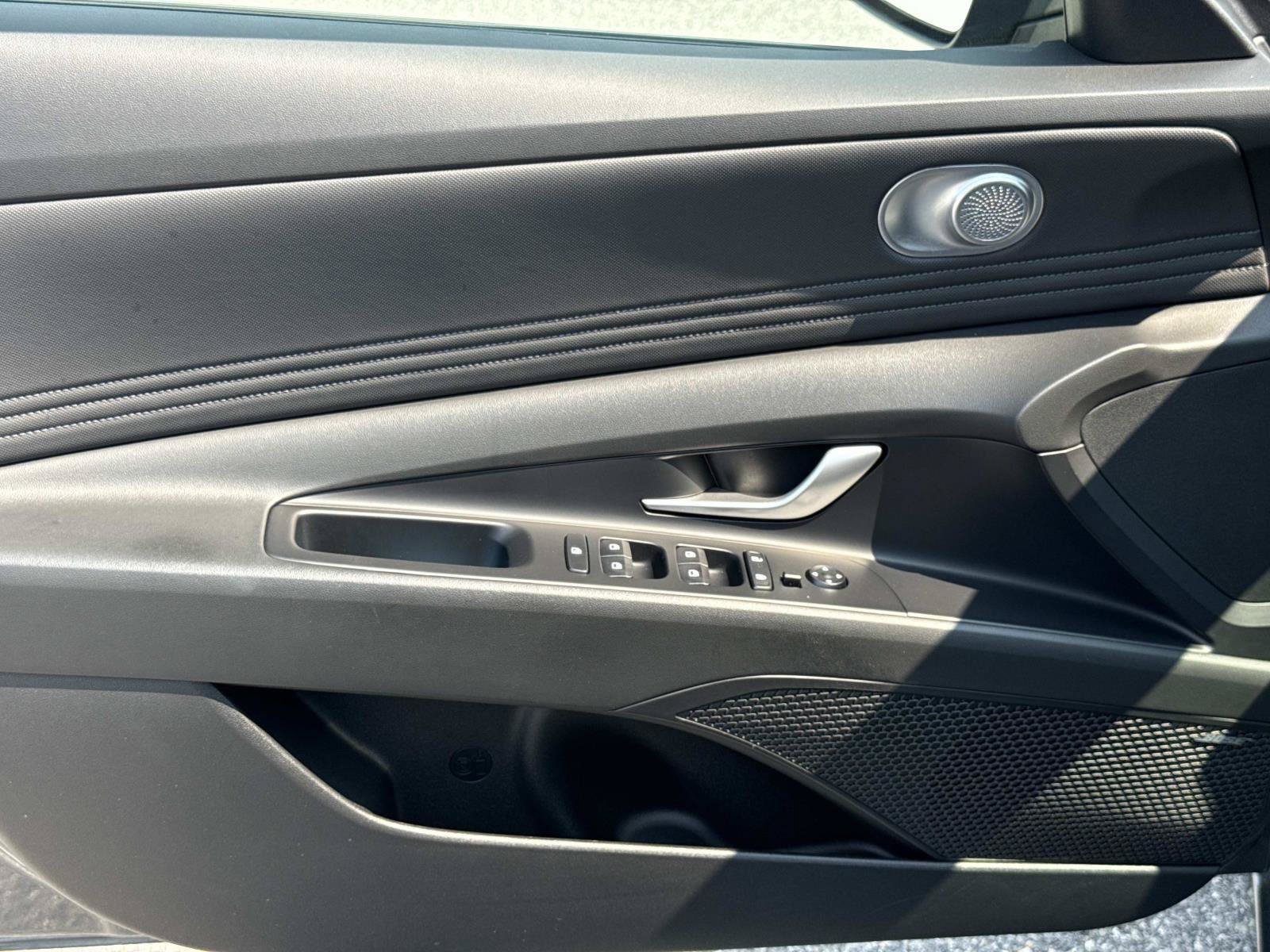 Certified 2024 Hyundai Elantra Limited FWD image 18