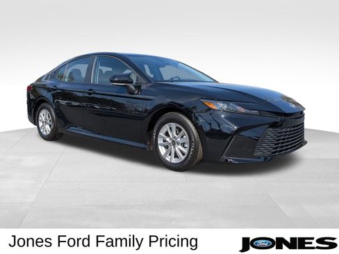 Used 2025 Toyota Camry LE image 3