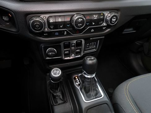 Used 2024 Jeep Wrangler Unlimited w/ Convenience Group AWD/4WD image 32