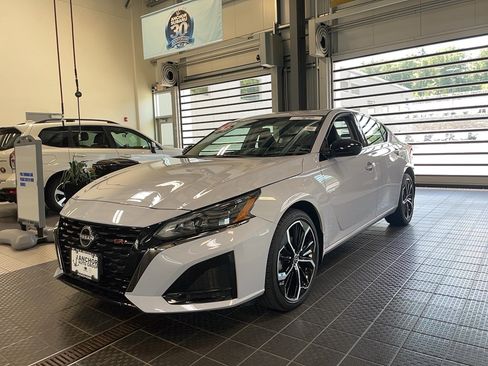 Used 2024 Nissan Altima 2.5 SR w/ SR Premium Package AWD/4WD image 3