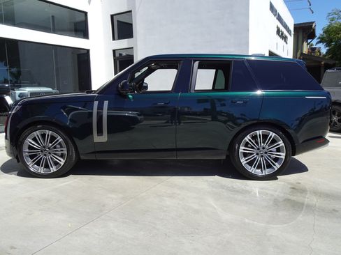 Used 2025 Land Rover Range Rover SE AWD/4WD image 3
