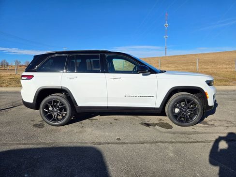 New 2025 Jeep Grand Cherokee Limited image 2
