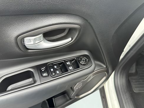 Used 2023 Jeep Renegade Latitude AWD/4WD image 11