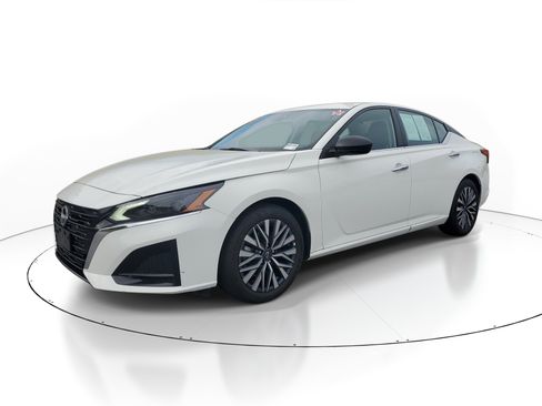 Used 2025 Nissan Altima 2.5 SV image 3