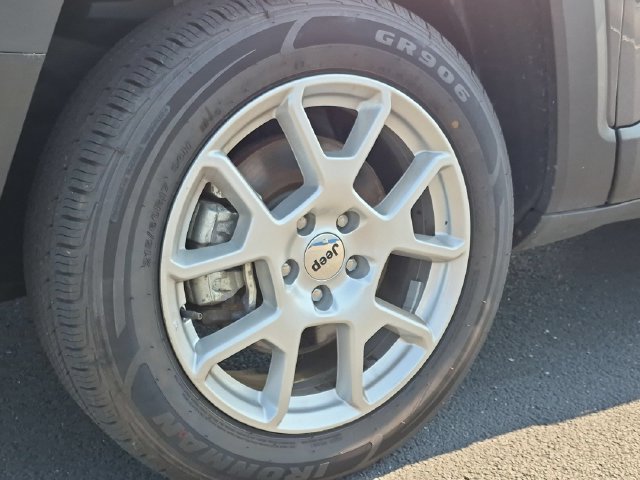 Used 2023 Jeep Renegade Latitude AWD/4WD image 22