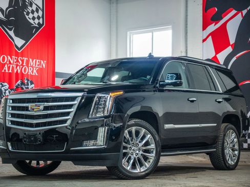Used 2018 Cadillac Escalade Luxury image 1