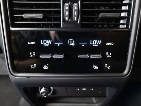 Certified 2025 Porsche Cayenne AWD/4WD image 37