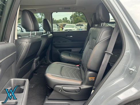 Used 2022 Nissan Pathfinder Platinum w/ Cargo Package FWD image 15
