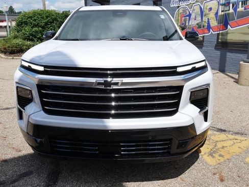 New 2026 Chevrolet Traverse High Country w/ LPO, Floor Liner Package AWD/4WD image 2