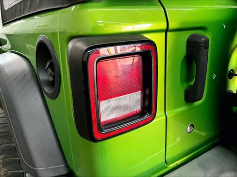 Used 2018 Jeep Wrangler Unlimited Sport image 31