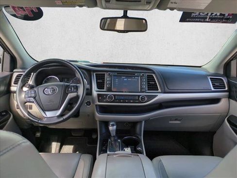 Used 2014 Toyota Highlander XLE FWD image 18
