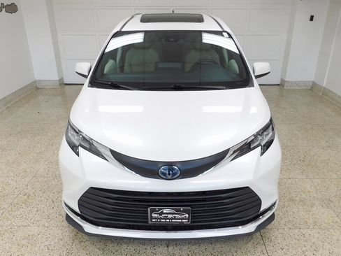 Used 2021 Toyota Sienna XLE image 12