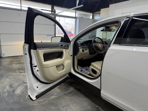 Used 2015 Lincoln MKS AWD w/ Technology Package image 9