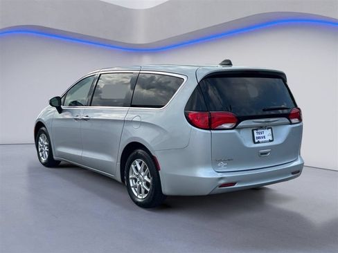 Used 2022 Chrysler Voyager LX FWD image 3