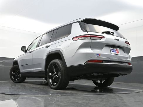 Used 2023 Jeep Grand Cherokee L Laredo image 32
