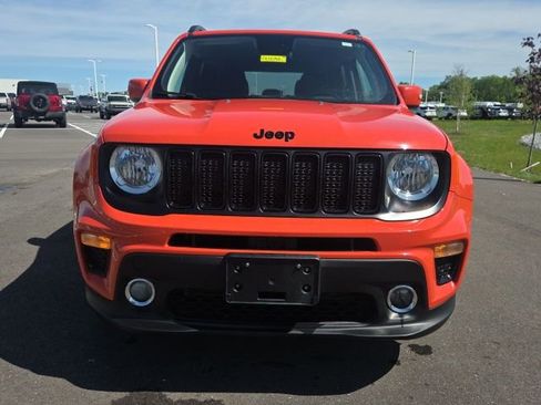 Used 2020 Jeep Renegade Altitude w/ UConnect 8.4 Nav Group FWD image 3