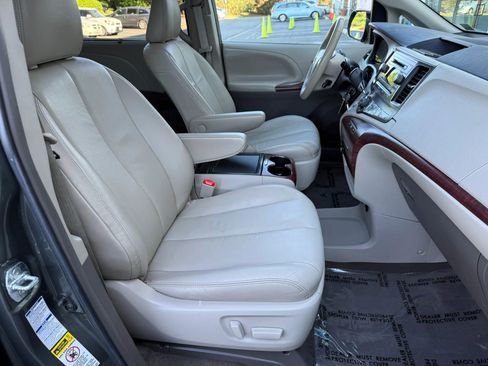 Used 2014 Toyota Sienna XLE AWD/4WD image 21