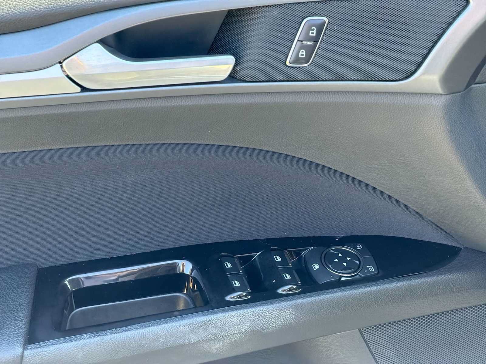 Used 2015 Ford Fusion SE FWD image 14