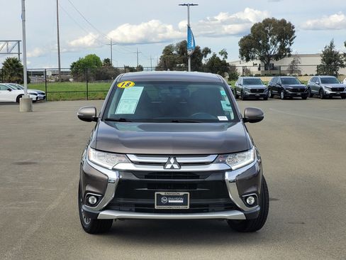 Used 2018 Mitsubishi Outlander SE image 2
