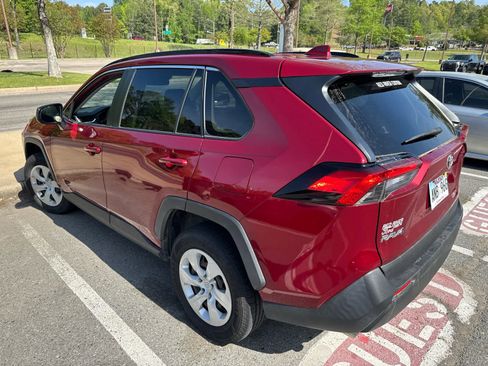 Used 2020 Toyota RAV4 LE FWD image 3