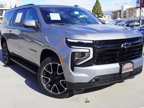 Used 2025 Chevrolet Suburban RST image 2