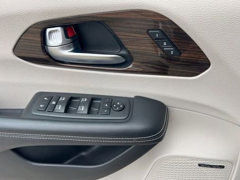 Used 2021 Chrysler Pacifica Limited w/ Uconnect Theater Family Group AWD/4WD image 28