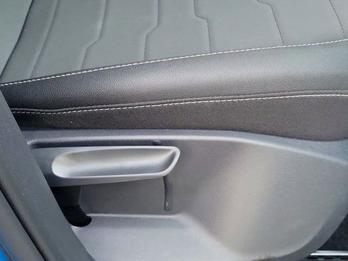 Used 2025 Volkswagen Taos SE image 8