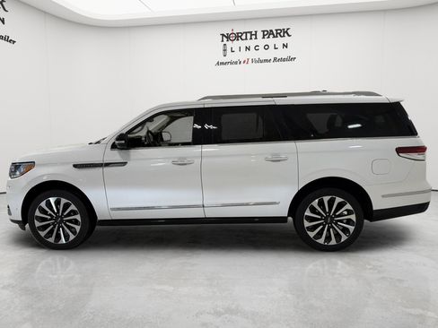 Used 2023 Lincoln Navigator L Reserve AWD/4WD image 2