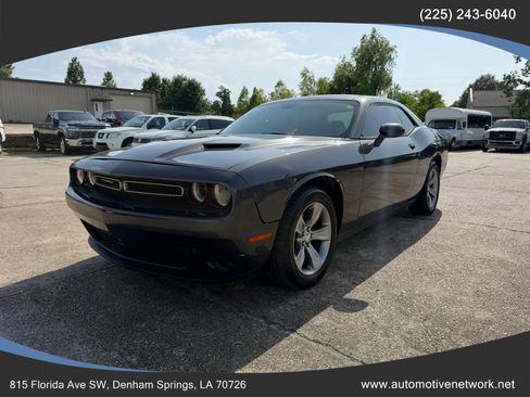 Used 2016 Dodge Challenger SXT RWD image 1