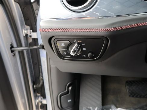 Used 2023 Bentley Bentayga Plug-In Hybrid AWD/4WD image 35