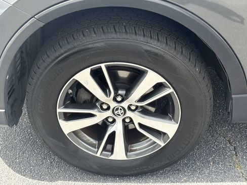 Used 2016 Toyota RAV4 XLE w/ Four Season Floor Mat Package AWD/4WD image 10