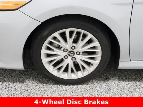 Used 2018 Toyota Camry XLE image 11