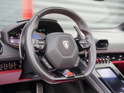 Used 2020 Lamborghini Huracan EVO image 25