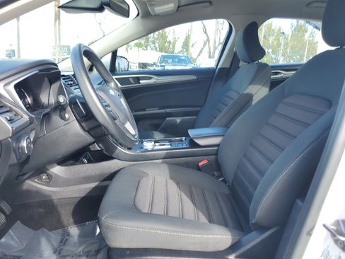 Used 2019 Ford Fusion SE image 12