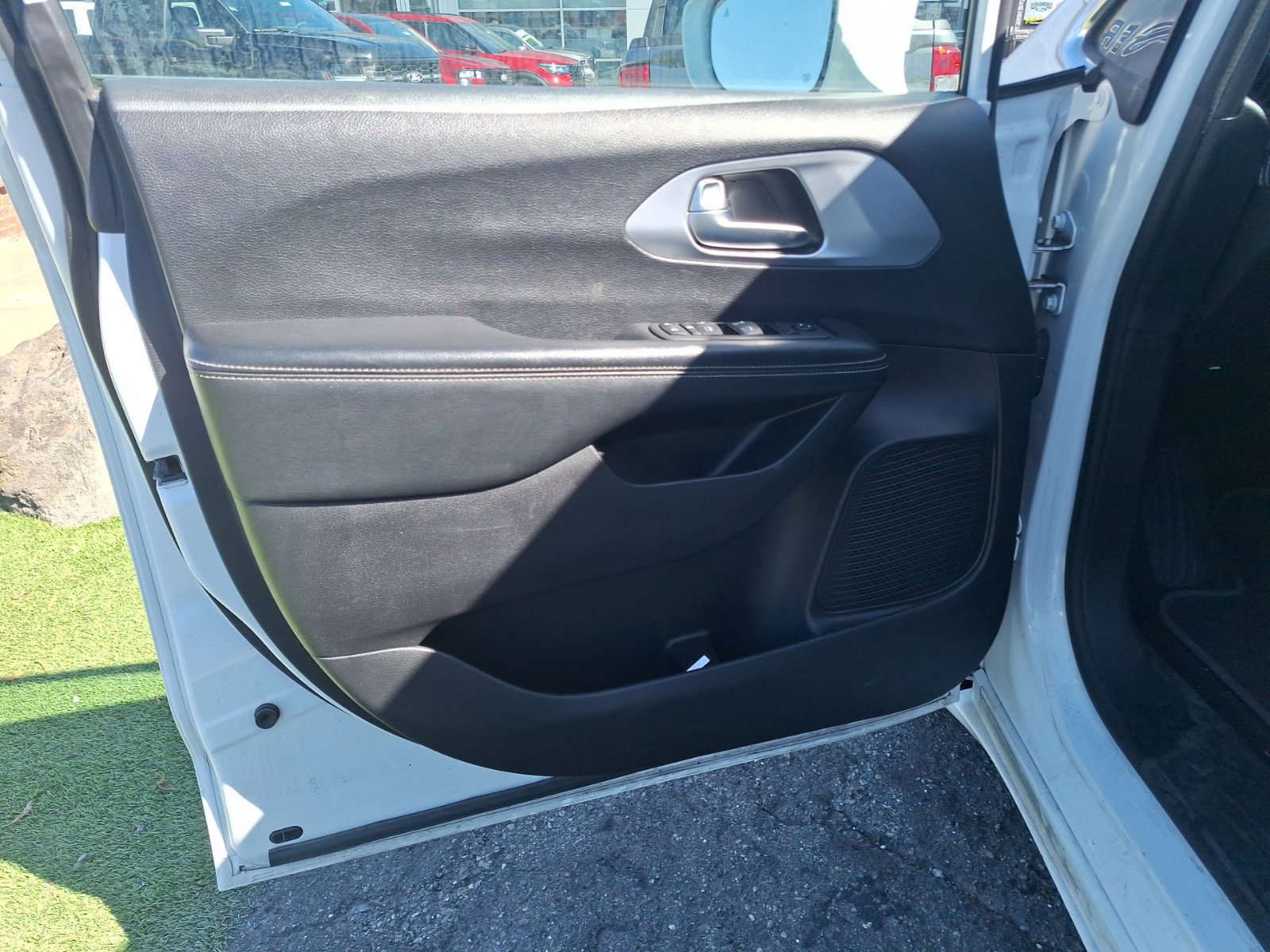 Used 2022 Chrysler Pacifica Touring FWD image 12