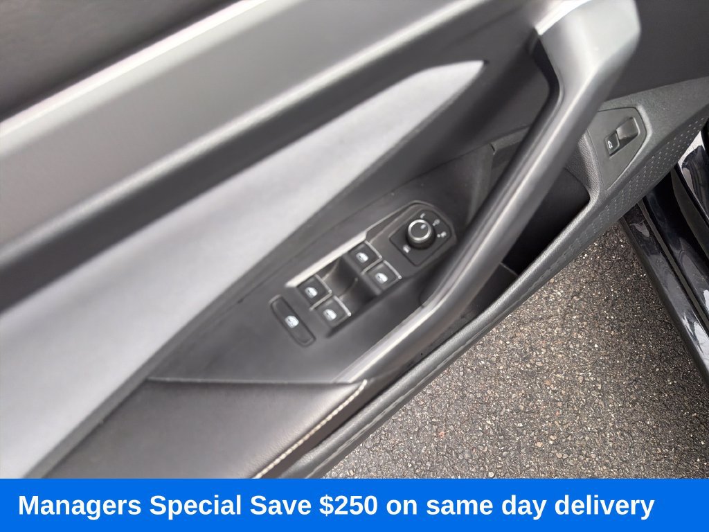 Used 2025 Volkswagen Jetta SE FWD image 12