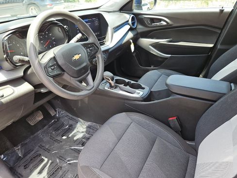 Used 2024 Chevrolet Trax LS w/ LS Convenience Package FWD image 9