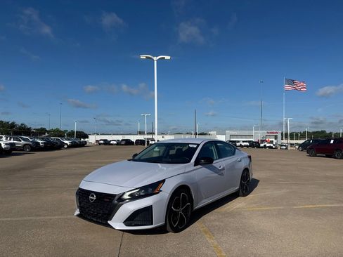 Certified 2025 Nissan Altima 2.5 SR FWD image 9