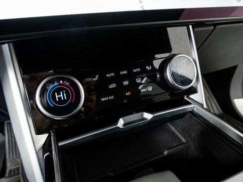 Used 2023 Land Rover Range Rover SE image 16