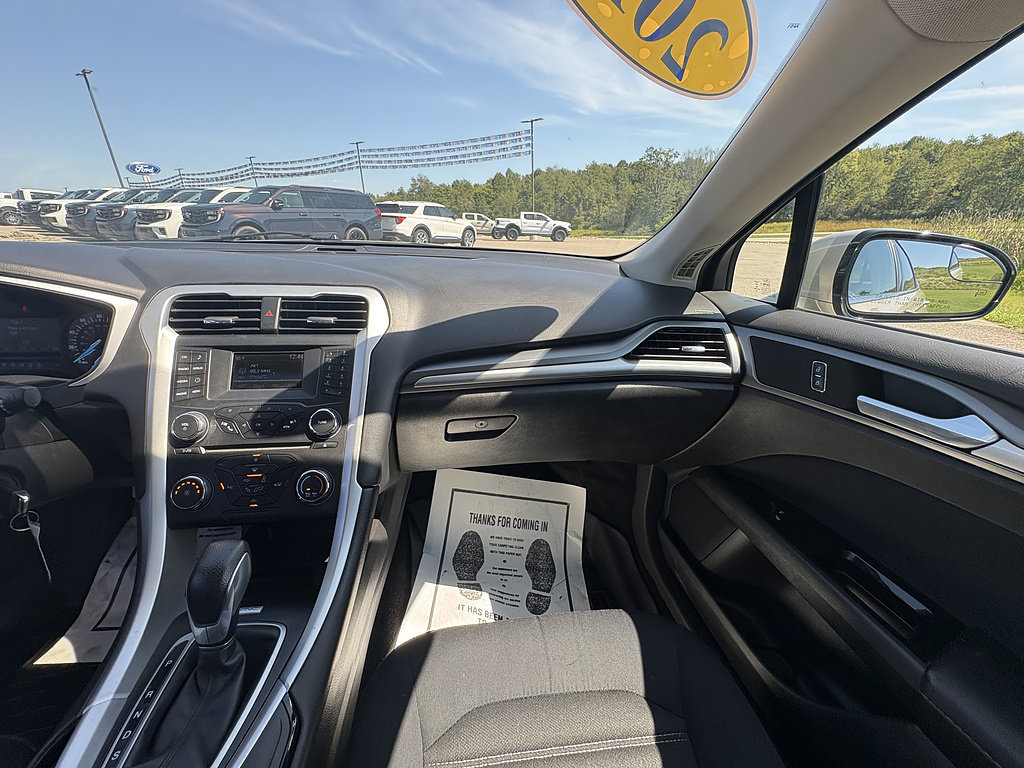 Used 2015 Ford Fusion SE FWD image 22